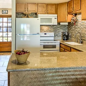 Pristine With Balcony Walk To Beach! Lihue